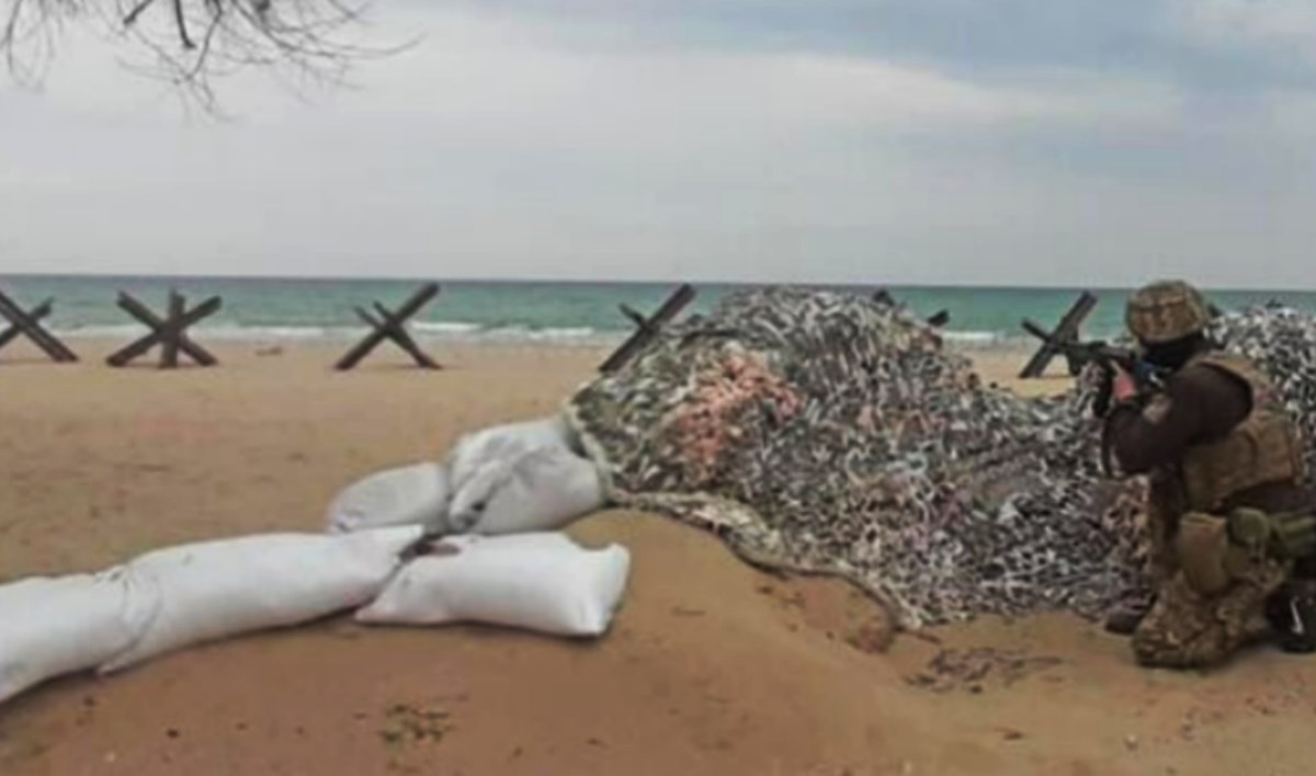 La trincea sulla spiaggia di Odessa, foto ansa