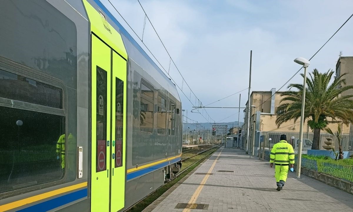 Un treno regionale bloccato nella stazione di Rosarno