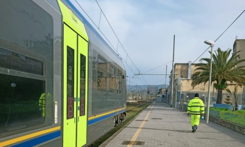 DisagiFerrovie Calabria, da domani sera sciopero di 24 ore: «Variazioni e cancellazioni dei treni regionali»