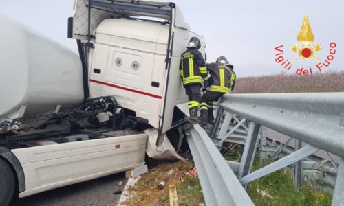 Tragedia sfiorata sull’A2Incidente in autostrada, autocisterna finisce contro il guardrail: ferito il conducente