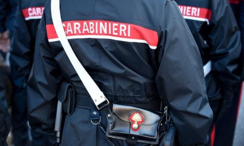 Dalla CampaniaAccoltella due carabinieri e poi fugge salendo sul tetto di un casolare: arrestato