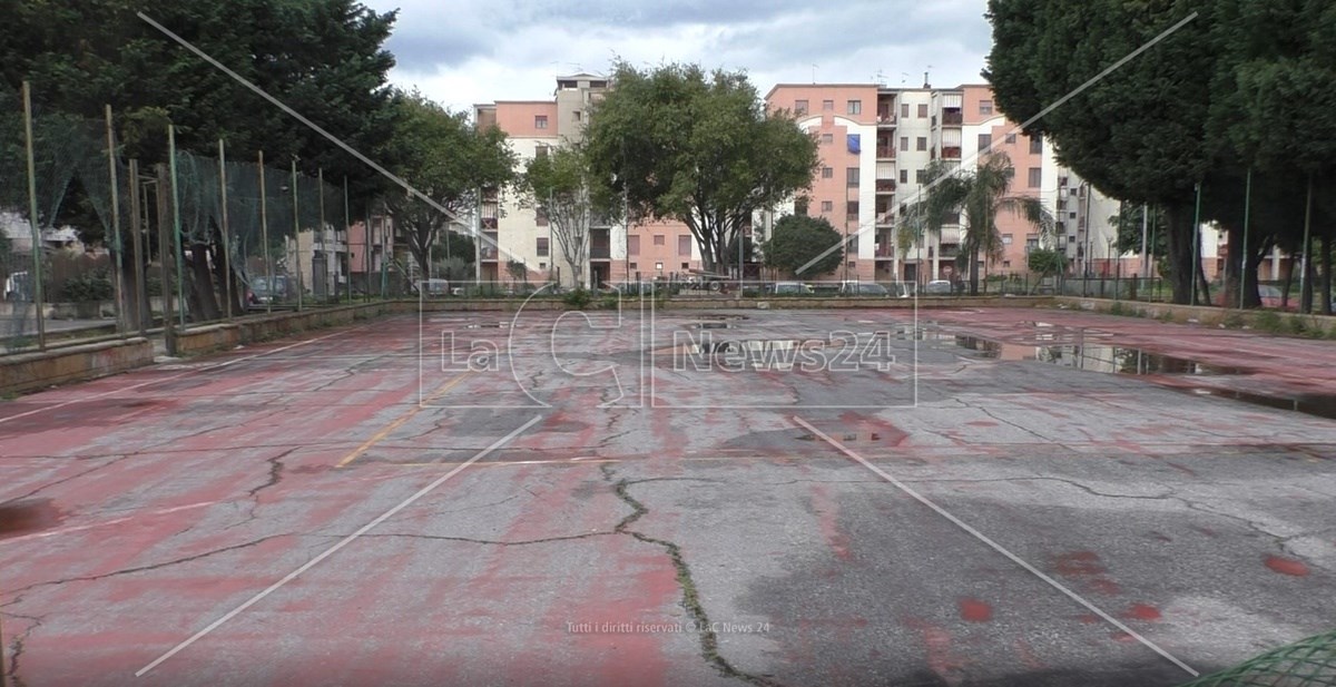 Campo sportivo abbandonato al Rione Marconi di Reggio Calabria