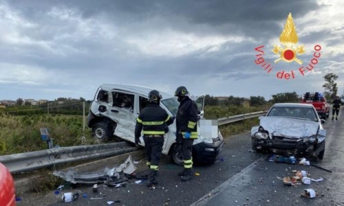 L’impattoIncidente a Corigliano Rossano, forte scontro tra due auto sulla statale 106: un ferito