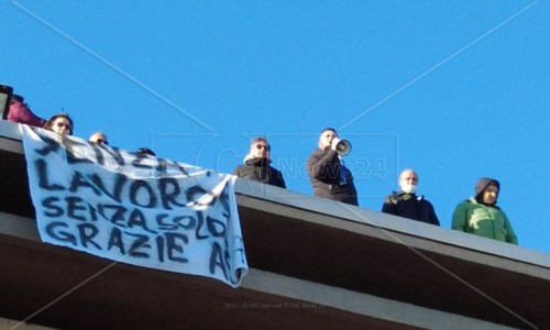 Senza futuroCorigliano Rossano, i lavoratori della mensa ospedaliera in protesta sul tetto: «Ci hanno truffato»
