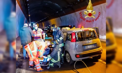 L’impattoIncidente sulla Silana-Crotonese, scontro in galleria tra due auto: ferite 2 persone, una è grave