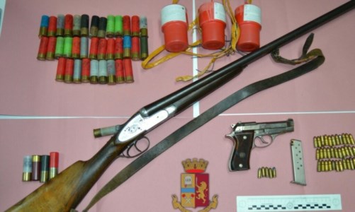 Scoperto un arsenaleIn casa armi illegali e fuochi d’artificio classificati ad alto rischio: arresto 32enne nel Cosentino