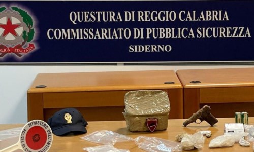 Controlli nel RegginoArmi e droga trovati in un terreno a Gioiosa Ionica, indagini in corso della Polizia