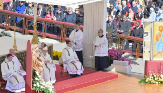 Urbi et orbiIl monito del Papa nel giorno di Pasqua: «Troppo sangue, la pace è possibile e doverosa»