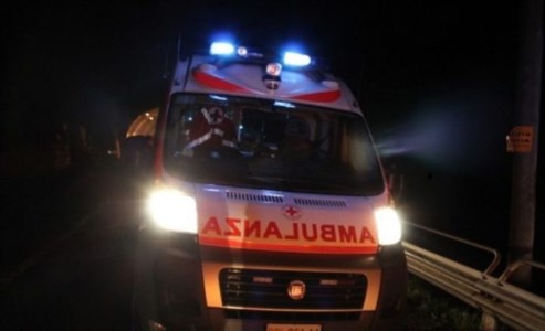La tragediaIncidente a Bologna, moto si schianta contro un’auto in sosta: muore 25enne di Lamezia Terme