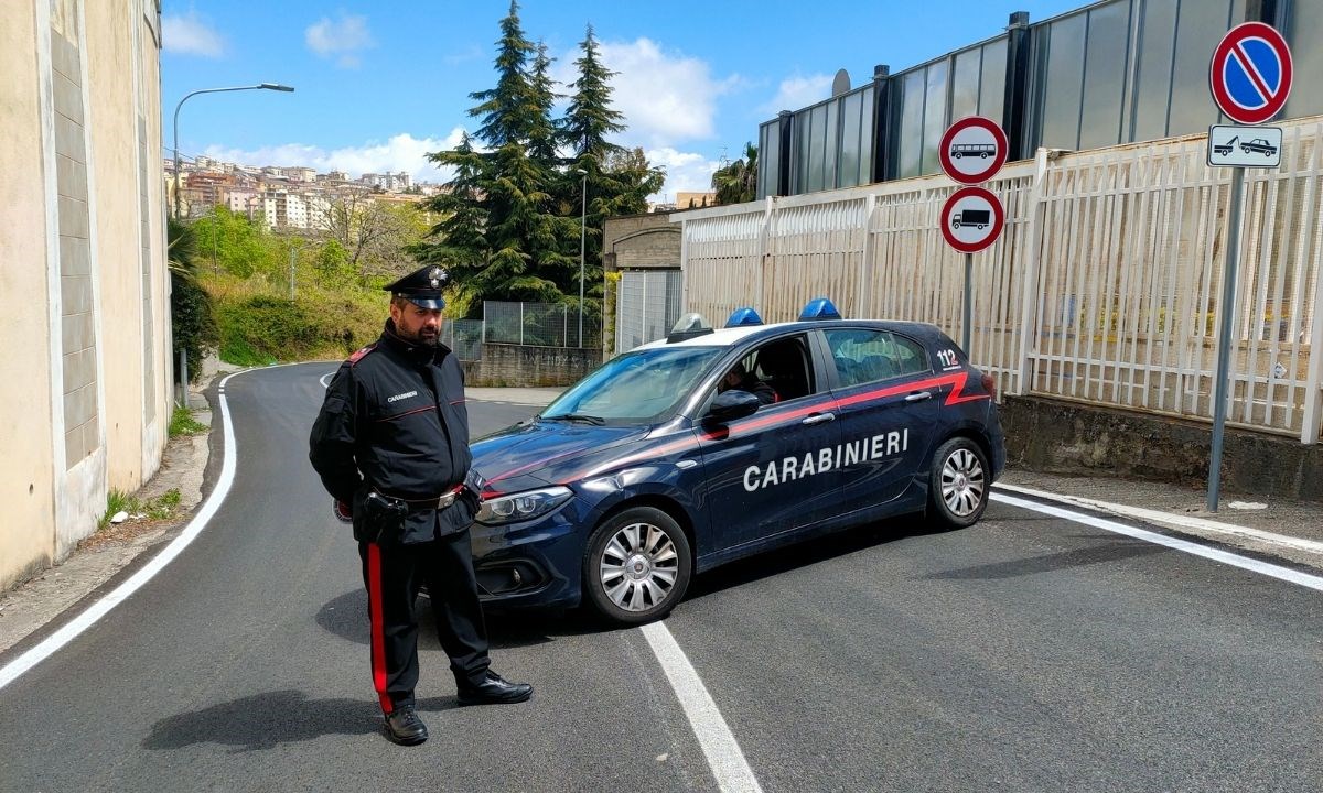 I carabinieri presidiano la zona del ritorvamento del cadavere