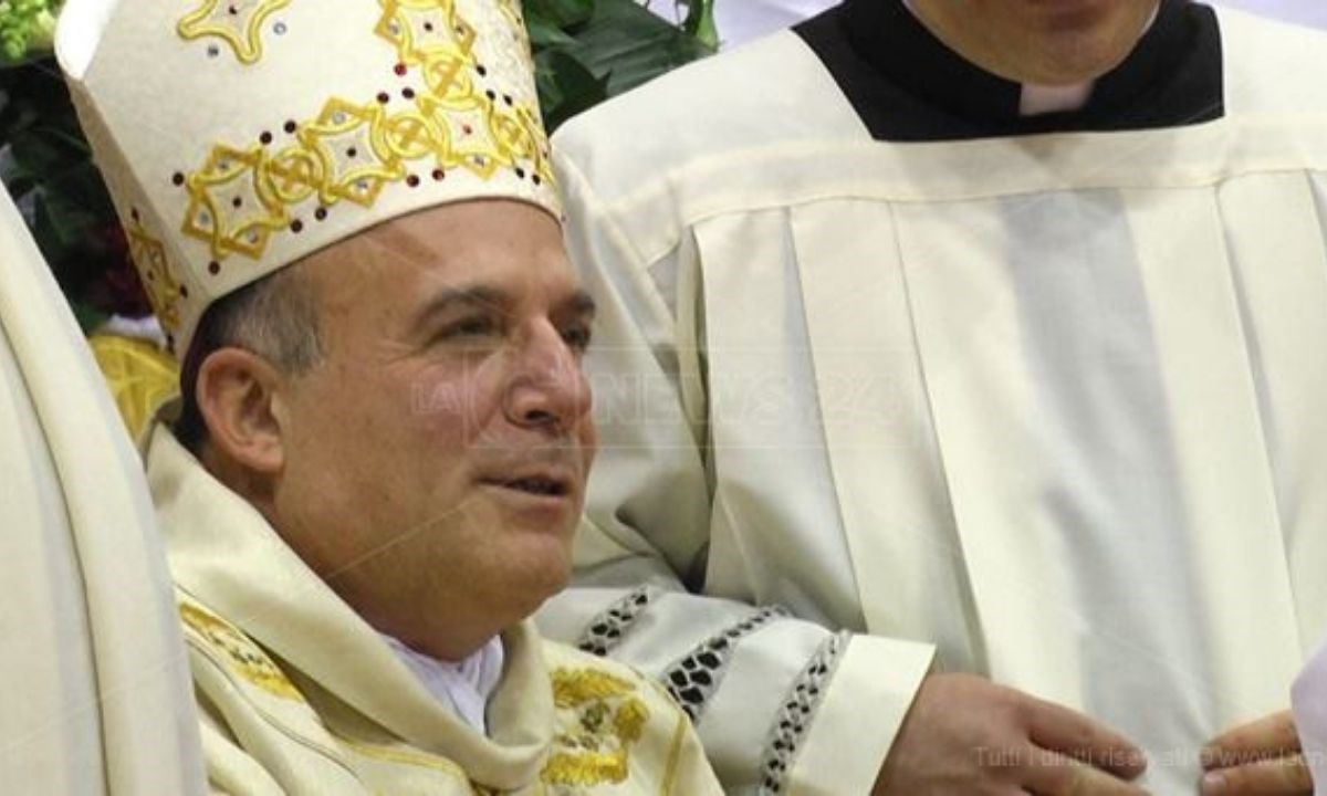 Il vescovo di Crotone Angelo Panzetta
