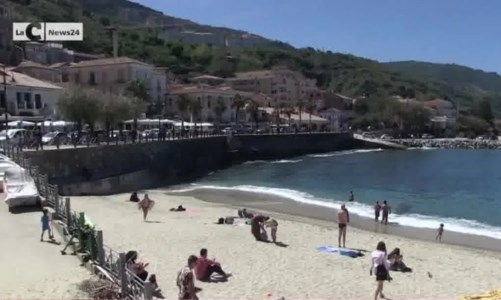 Liberazione25 aprile, la bellezza del mare di Calabria confonde residenti e turisti: «Oggi è festa, ma non ricordo perché…»