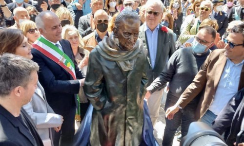 «Scarsa somiglianza, troppo basso»: piovono critiche per la statua di Mancini ma ieri il Leone socialista «è tornato tra la sua gente»