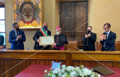 L’onoreficenzaLocri, al vescovo Francesco Oliva la cittadinanza onoraria: «Uno stimolo in più per amare questa terra»