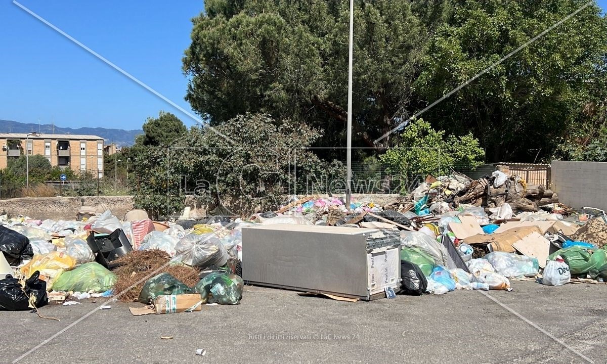 Cumuli di rifiuti nel quartiere di Reggio Calabria