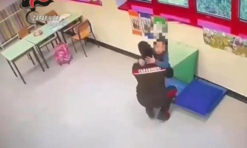 Maltrattamenti a scuolaMaestra picchia una bimba disabile: i carabinieri fanno irruzione in classe e l’arrestano