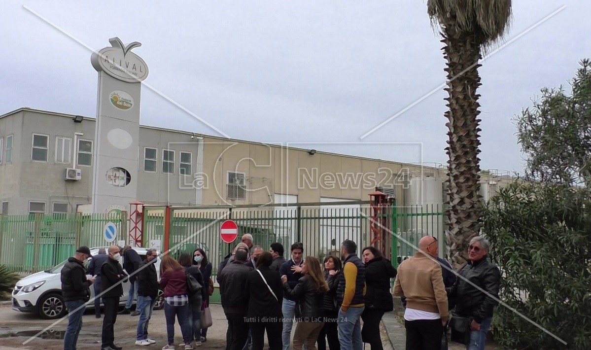 Una recente foto dei dipendenti e sindacalisti davanti allo stabilimento Alival a San Gregorio, Reggio Calabria
