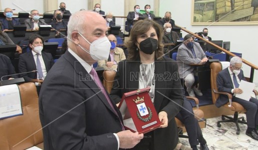 Il Prefetto di Cosenza consegna lo stemma araldico al presidente Klaus Algieri