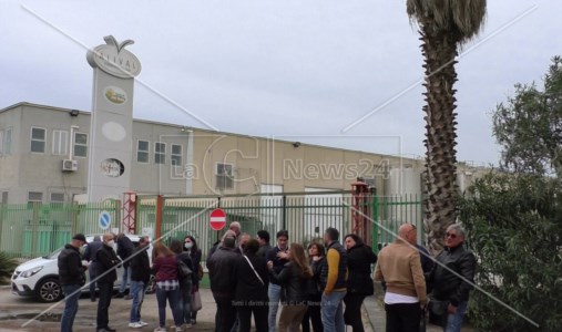 Dipendenti e sindacalisti davanti allo stabilimento Alival a San Gregorio, Reggio Calabria