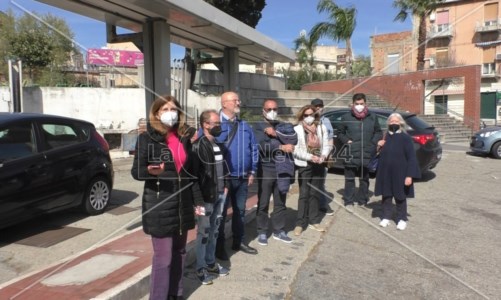 Degrado a Reggio CalabriaEx stazione di servizio diventa una discarica abusiva, insorgono i residenti del quartiere: «Va smantellata»