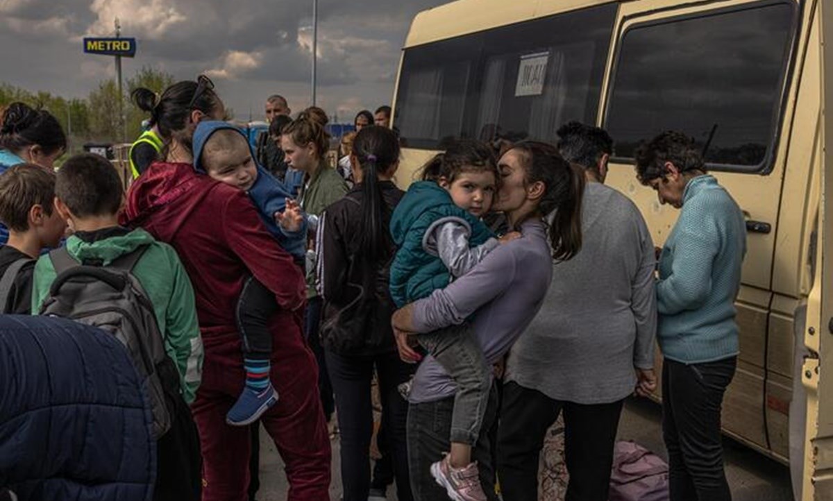 Civili in fuga da Mariupol - foto Ansa