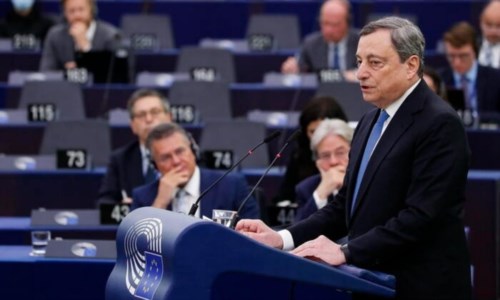 Draghi all’Europarlamento (foto Epa)