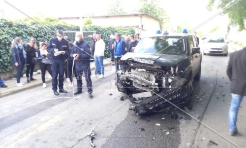 L’auto dei carabinieri coinvolta nell’incidente a Cosenza