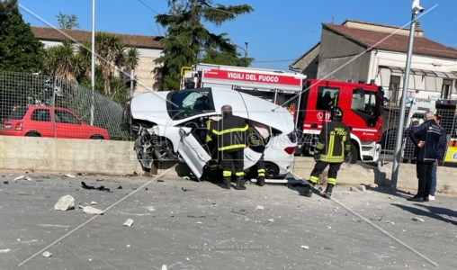 Tragedia sfiorataIncidente tra Montalto e Rende, auto finisce sulla recinzione di una concessionaria