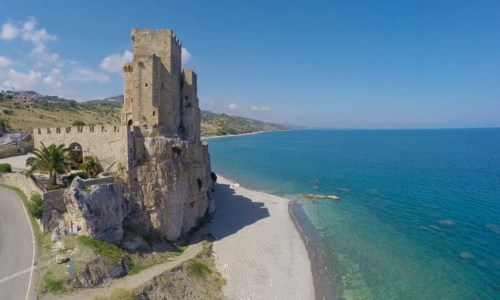 Cercasi Re e ReginaA.A.A. vendesi castello di Roseto Capo Spulico: 30 milioni di euro per il gioiello medievale della Calabria