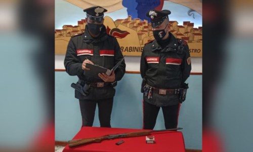 Nascondeva in un edificio di sua proprietà un fucile con matricola abrasa: arrestato 64enne nel Crotonese