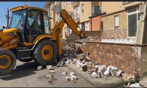 Ruspe in azioneAbusivismo edilizio nel Cosentino, fabbricati demoliti nelle aree periferiche di Cassano