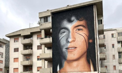 Arte sui muriJorit “imbratta” Crotone con il volto di Rino Gaetano: ecco chi è il Banksy italiano
