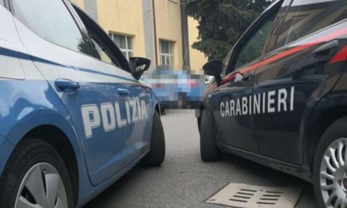 Violenta rissa a Catanzaro, rifiutano le cure mediche e danneggiano l’auto della Polizia: 3 arresti