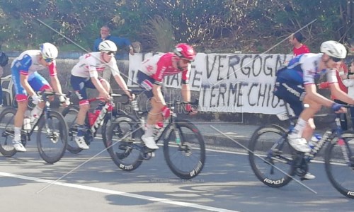I cartelli di protesta affissi durante il passaggio dei ciclisti del Giro d’Italia