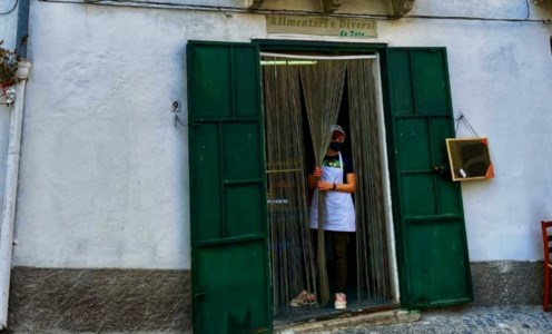 La storia“A Putiga e Totu”, due giovani riaprono l’antico negozio di alimentari e il borgo di Castelsilano ritorna a sperare