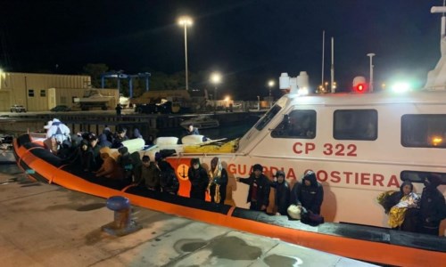 Popoli in fugaMigranti, soccorse al largo di Roccella Ionica due barche con 150 persone a bordo