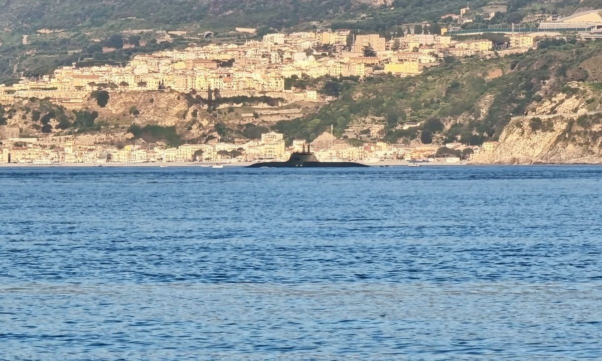 Il sottomarino all'interno dello Stretto di Messina