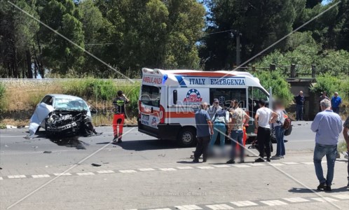 Incidente sulla statale 106 a Locri, un ferito grave nell'impatto tra due auto