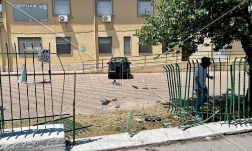 Tragedia sfiorataIncidente a Corigliano Rossano, perde il controllo dell’auto e sfonda la recinzione di una scuola