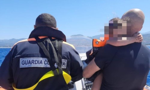 Paura a Santa Maria del CedroBimba di 4 anni alla deriva su un canotto nel mare di Calabria: recuperata a un miglio e mezzo dalla costa