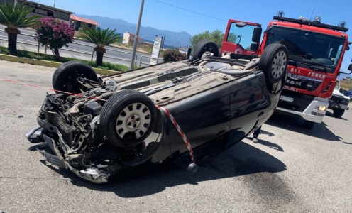 Sangue sulle strade calabresiIncidente a Reggio Calabria, perde il controllo e l’auto si ribalta: morta una donna sulla 106