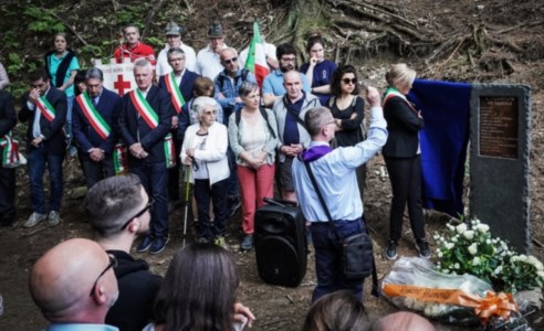 La commemorazioneUn anno fa la tragedia della funivia, Stresa omaggia le 14 vittime. Le famiglie: «Vogliamo verità»