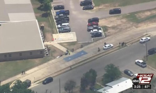La mattanzaUccide 14 bambini in una scuola elementare, 18enne compie una strage in Texas
