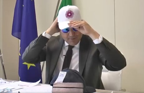 Fausto Orsomarso mentre indossa un cappellino con il logo di Calabria Straordinaria