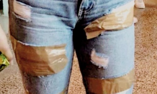 CosenzaVicepreside copre con lo scotch i jeans strappati di una studentessa: scoppiano le polemiche