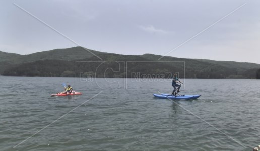 Lorica: weekend sul lago Arvo tra canottaggio, bici d’acqua, giro sul battello e buona cucina