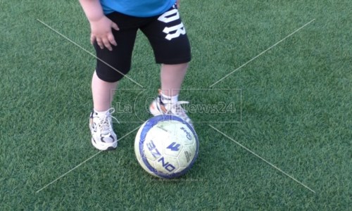 Il piccolo Anthony calcia il pallone in campo