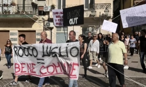 La protestaComune di Portigliola sciolto per mafia, i cittadini dalla parte dell’ex sindaco: «È sempre stato per la legalità»