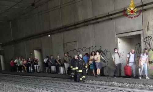 L’incidenteDeraglia il Frecciarossa Torino-Napoli, nessun ferito ma ritardi su tutta la linea anche per i treni da e verso la Calabria