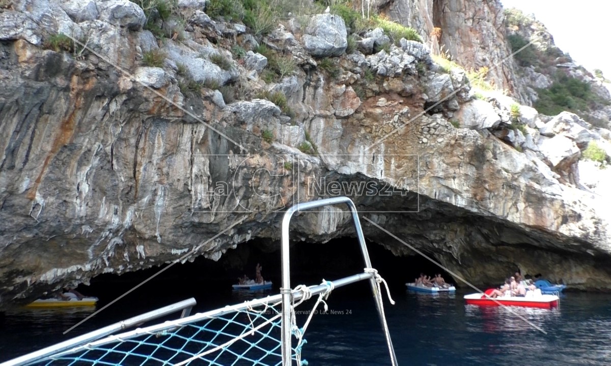 Turisti in visita nella grotta Azzurra